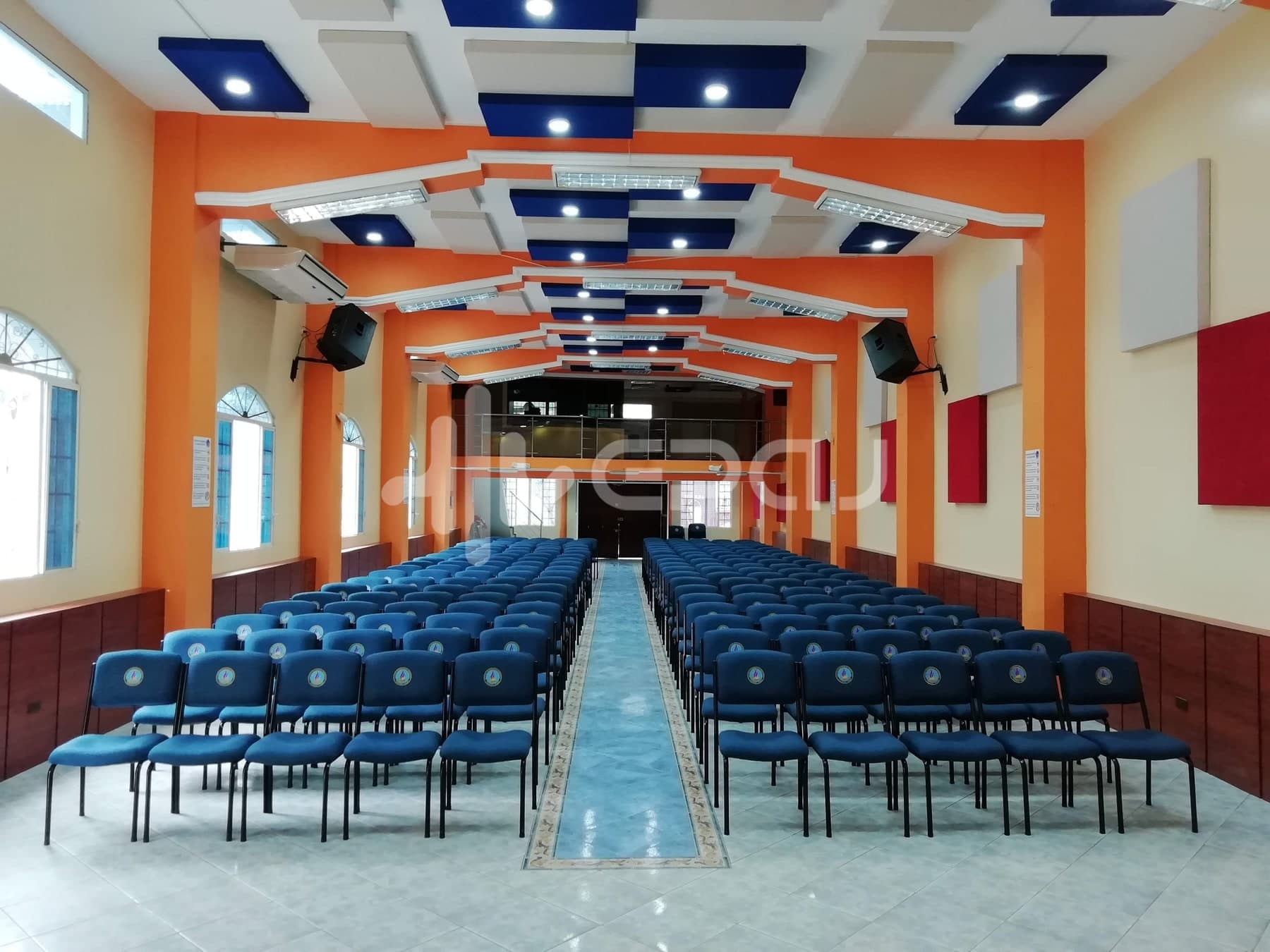 Sillas tapizadas instaladas en un templo
